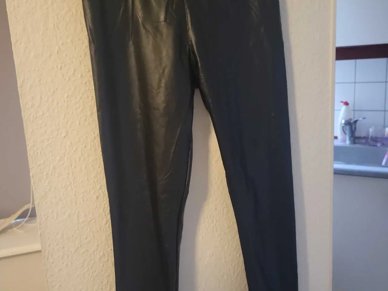 Billede 1 - Sorte & Lyserøde Latex Leggins