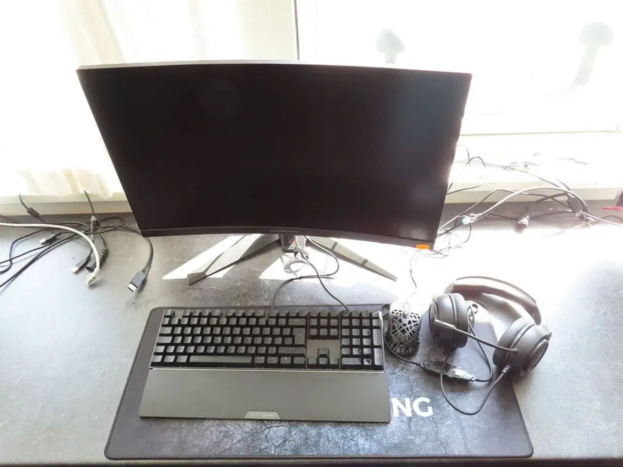 Billede 1 - 27" curved gaming monitor, ASROCK PHANTOM GAMING pg27f15rs1a