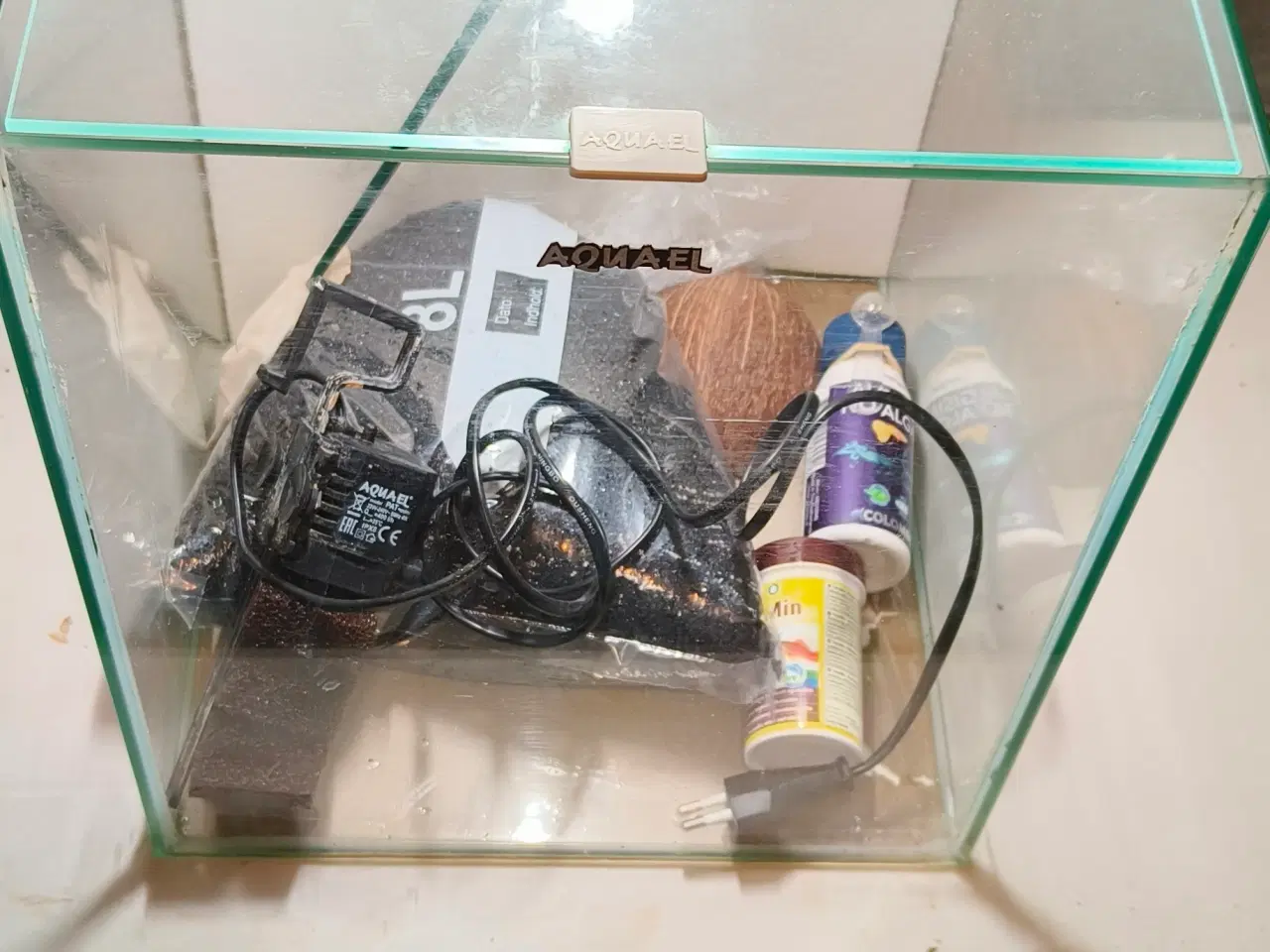 Billede 2 - 30 liters Aquael akvarie med udstyr