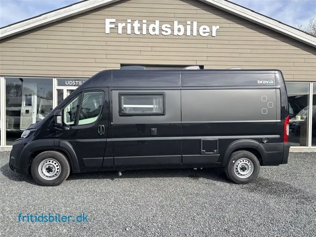 Billede 3 - 2025 - Bravia 599 140 Hk   Bravia 599 i sort metal med tværgående dobbeltseng.