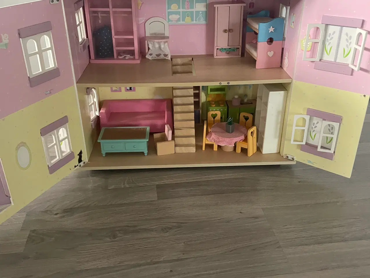 Billede 3 - Flot træ dukkehus