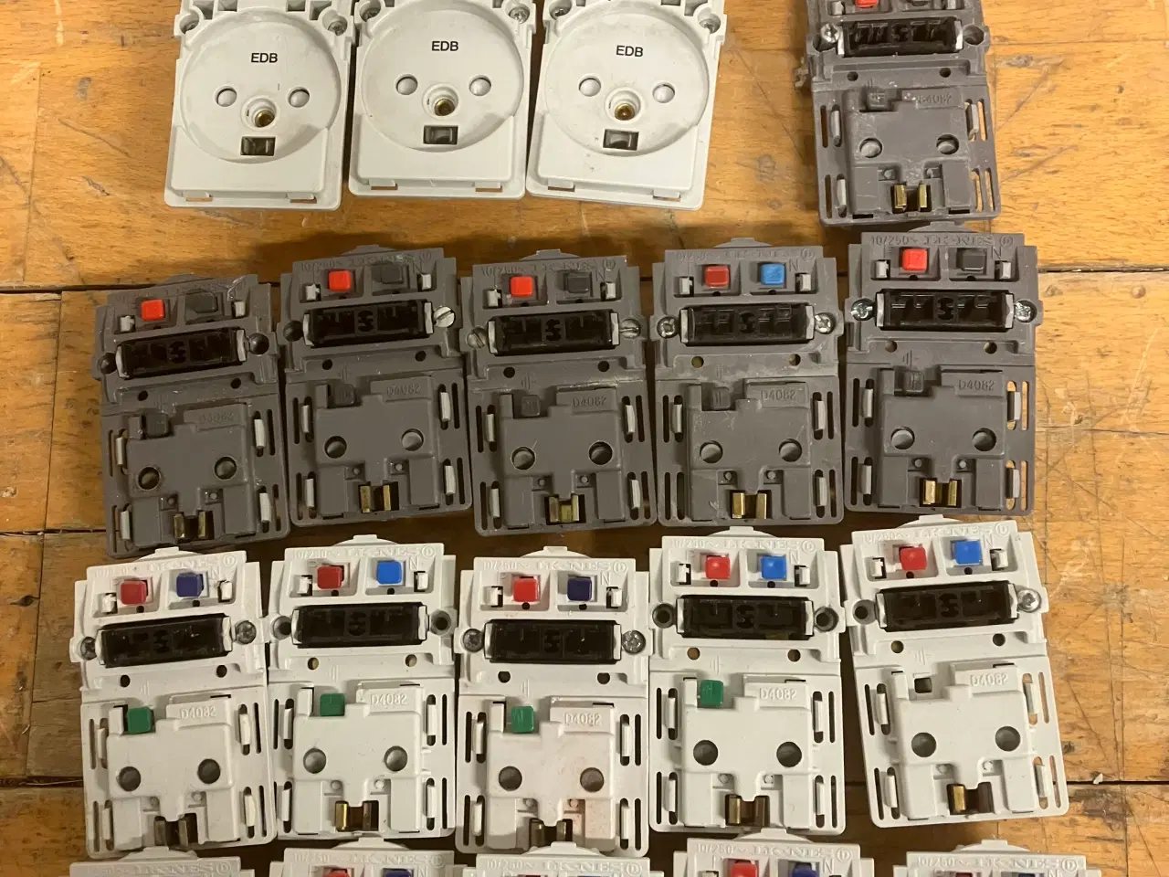 Billede 1 - Diverse fuga afbr og stikkontakt