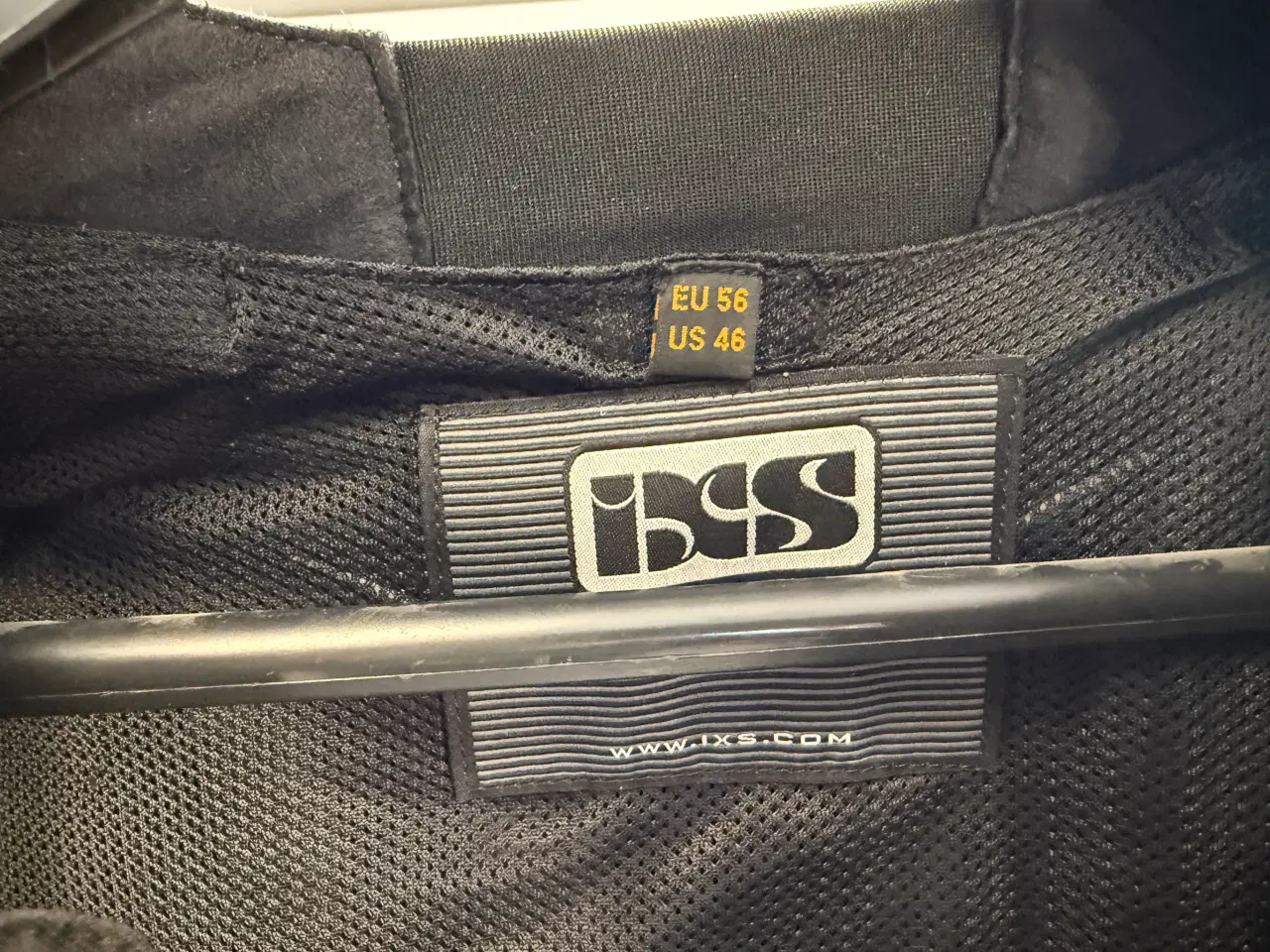 Billede 6 - IXS Motorcykeldragt i læder, sort og hvid farve
