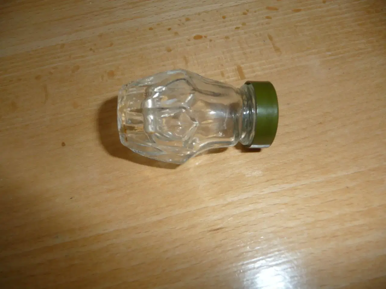 Billede 3 - saltbøsse i glas med plast låg