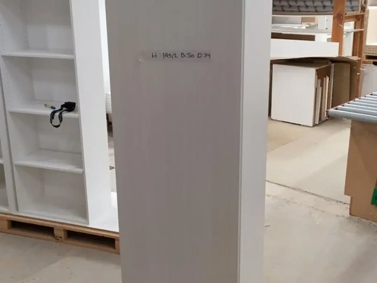 Billede 1 - 4 stk. usamlet højskabe H: 195,2 x B: 50 x D: 34,0 med låge og 16 hylder