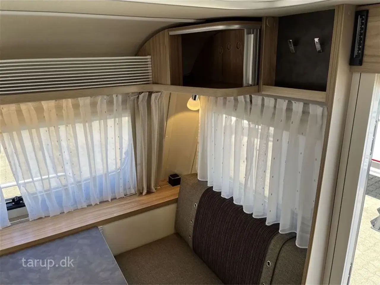 Billede 9 - 2022 - Hymer Feeling 442   Fortelt: Walker, mover, solceller, fast markise m sider og front, cykelholder, Truma UltraHeat, el- og gasboiler, endesiddegruppe, dobbeltseng