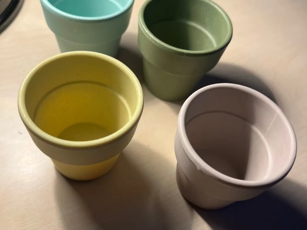 Billede 4 - Retrosæt: træskrin og 4 farverige små krukker