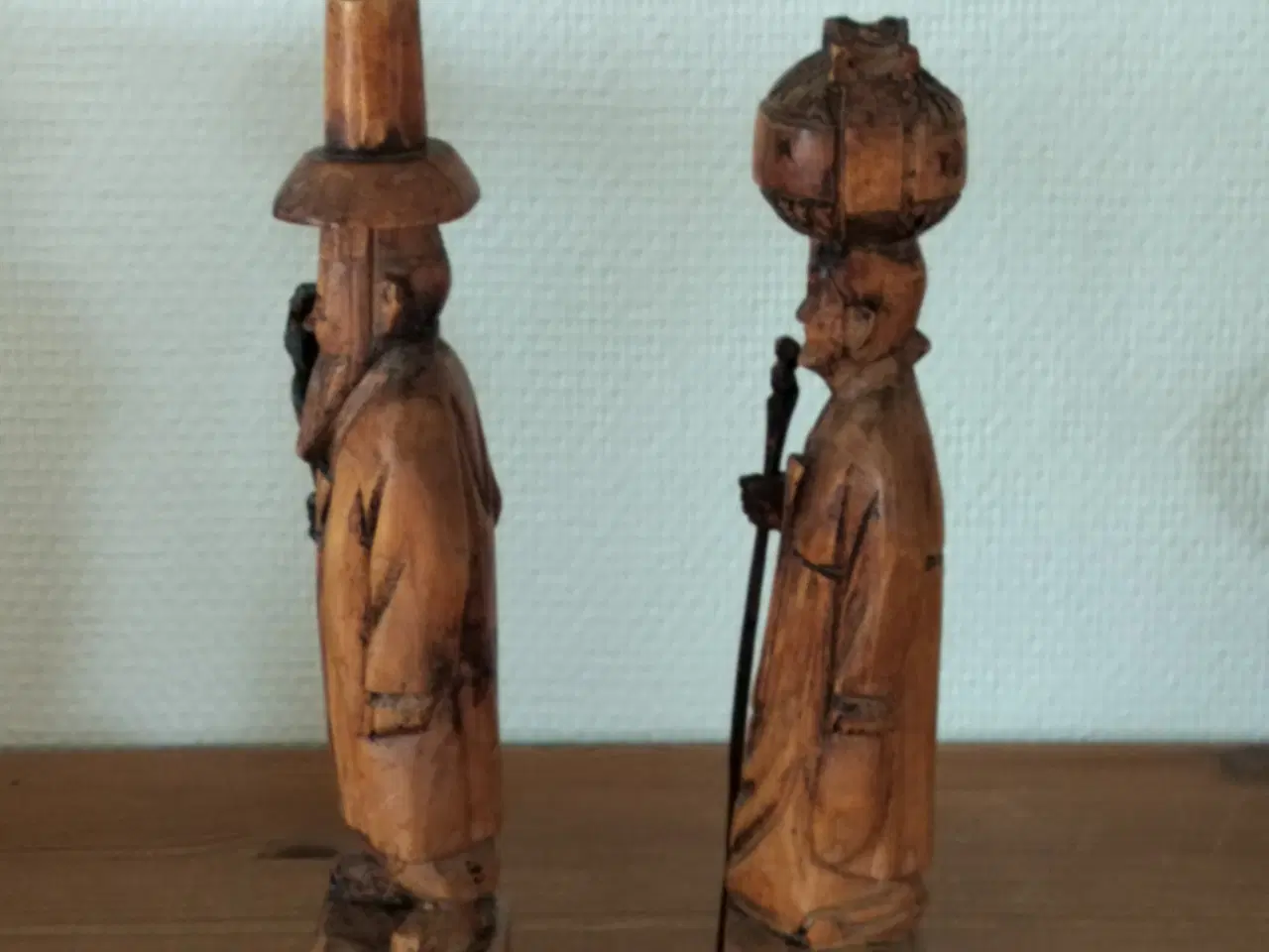 Billede 2 - To udskårne træfigurer, der forestiller traditione