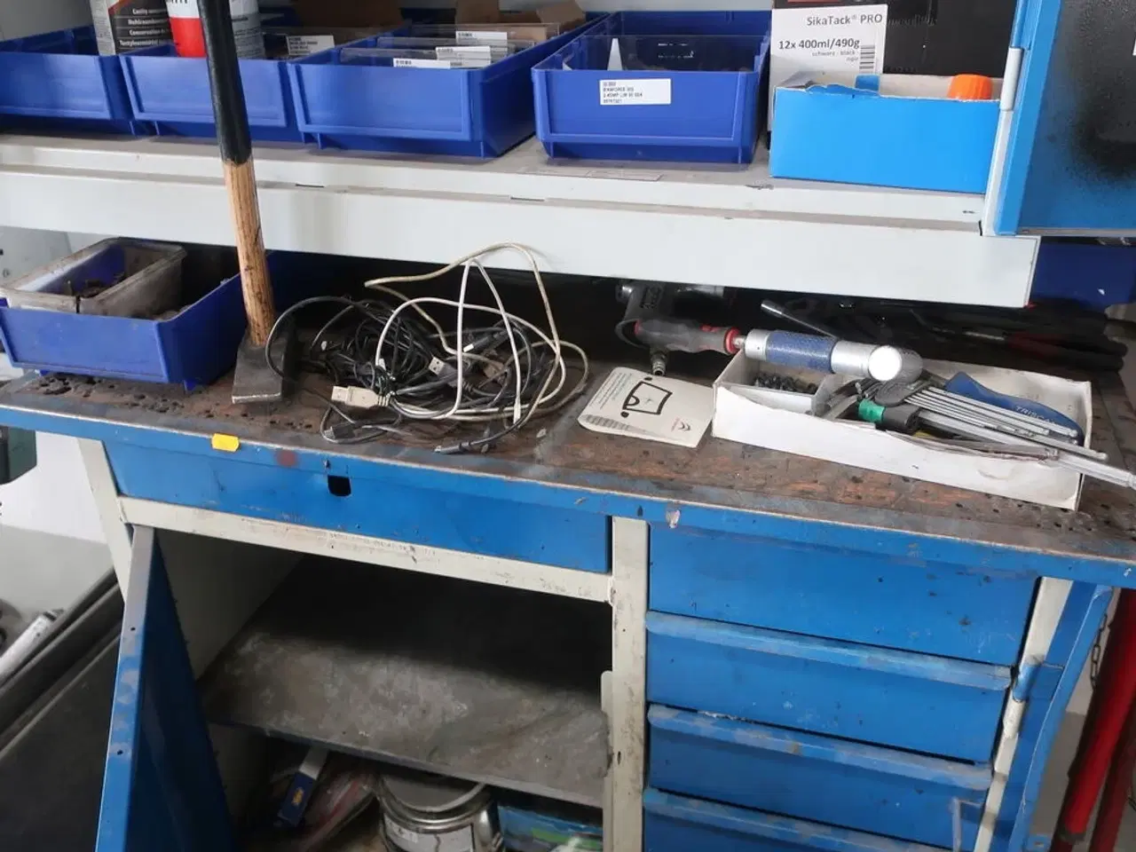 Billede 6 - Værkstedsvogn samt skab med indhold