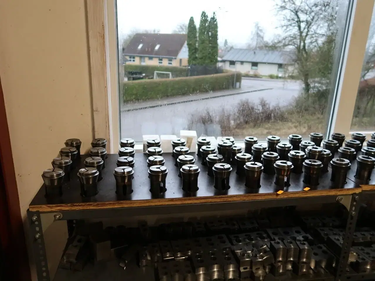 Billede 4 - 4 stk. reoler med div. Specialværktøj