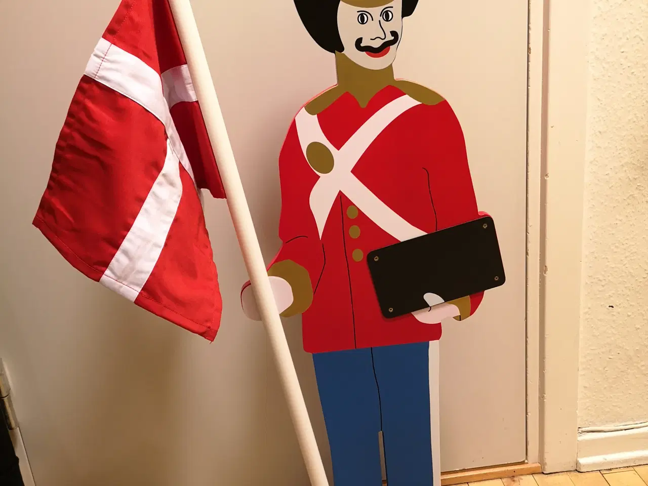 Billede 7 - Fødselsdagsgarder   Garderen måler 95 cm.