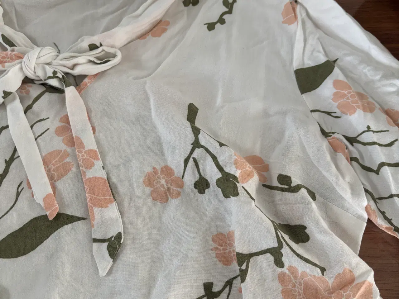 Billede 6 - Bluse hvid med mønster, str m