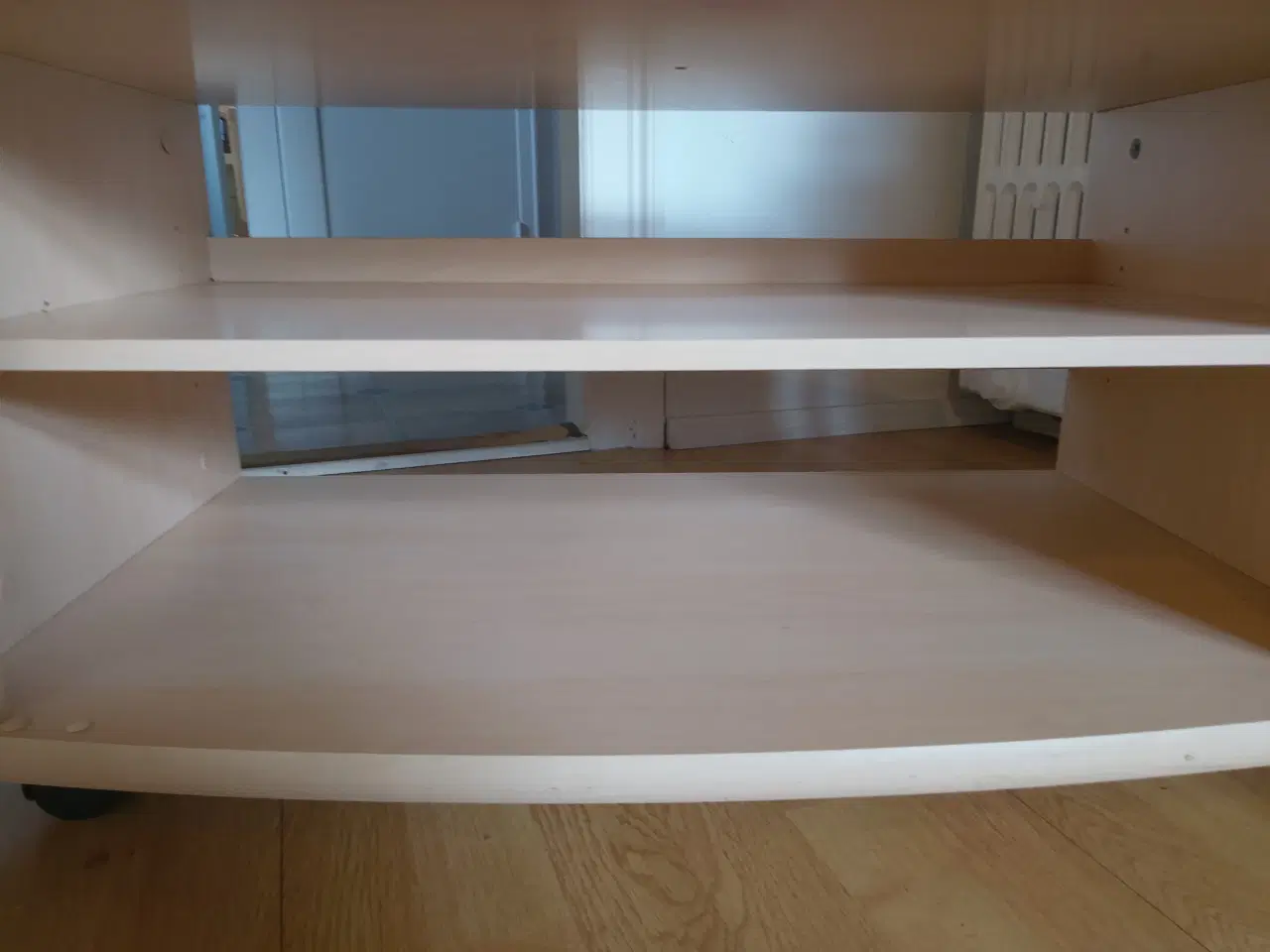 Billede 2 - tv bord i lys træ