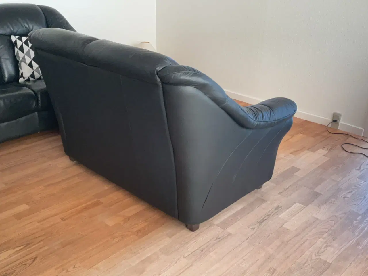Billede 2 - 2 Pers. Lædersofa med høj ryg