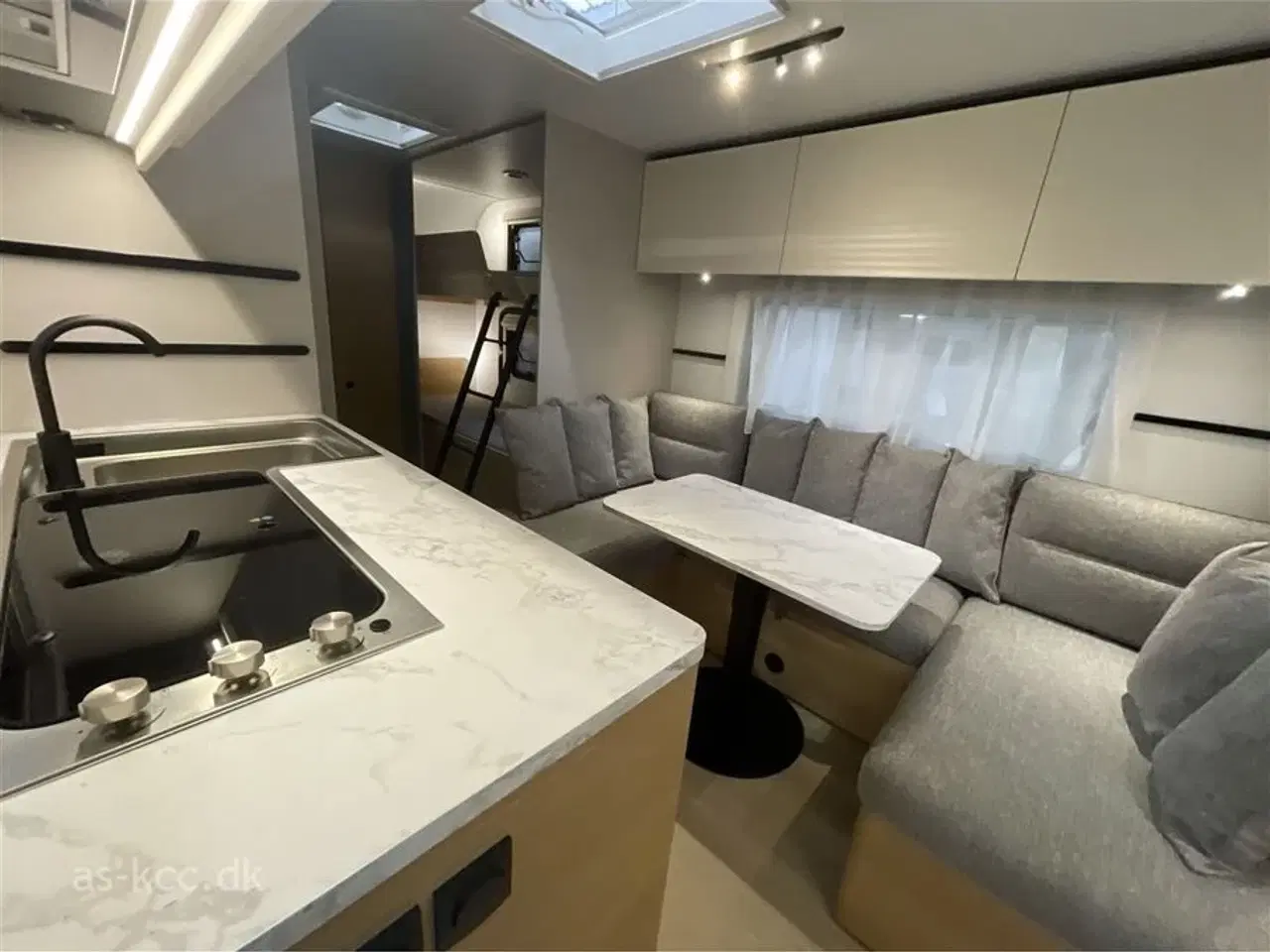 Billede 4 - 2026 - Adria Adora 573 PT   Adria Adora 573 PT Nyhed årg. 2026  6/7 sovepladser. 2000 kg totalvægt kan vejes ned.