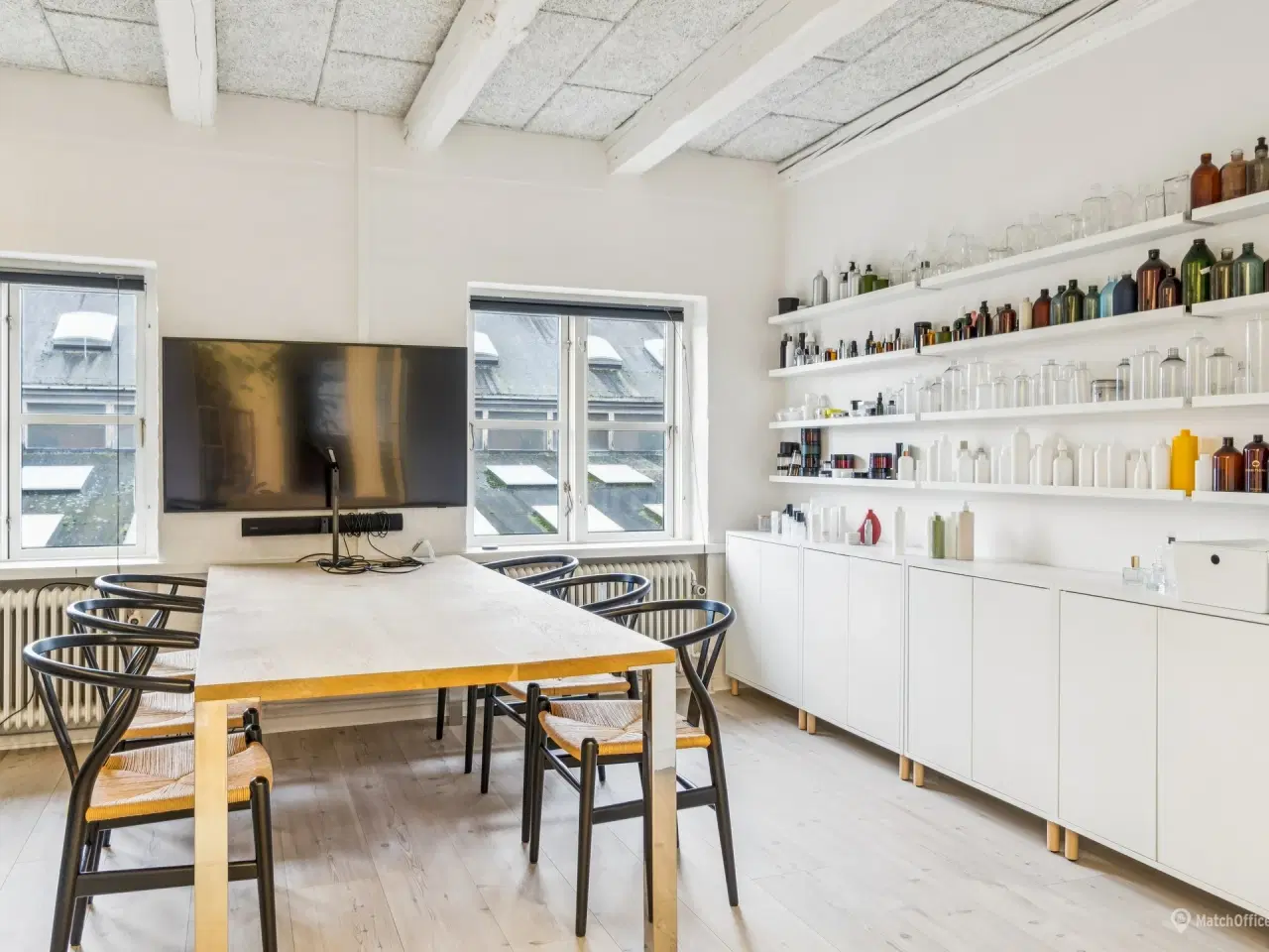 Billede 12 - Lyst og indbydende kontor med nordisk æstetik og unikke detaljer