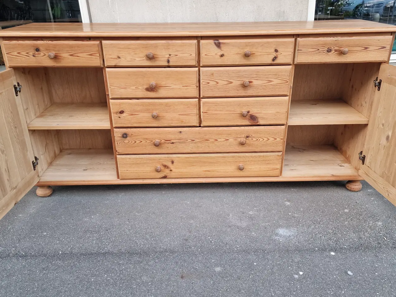 Billede 5 - Stor aflang skænk i fyrretræ fra 80´erne.