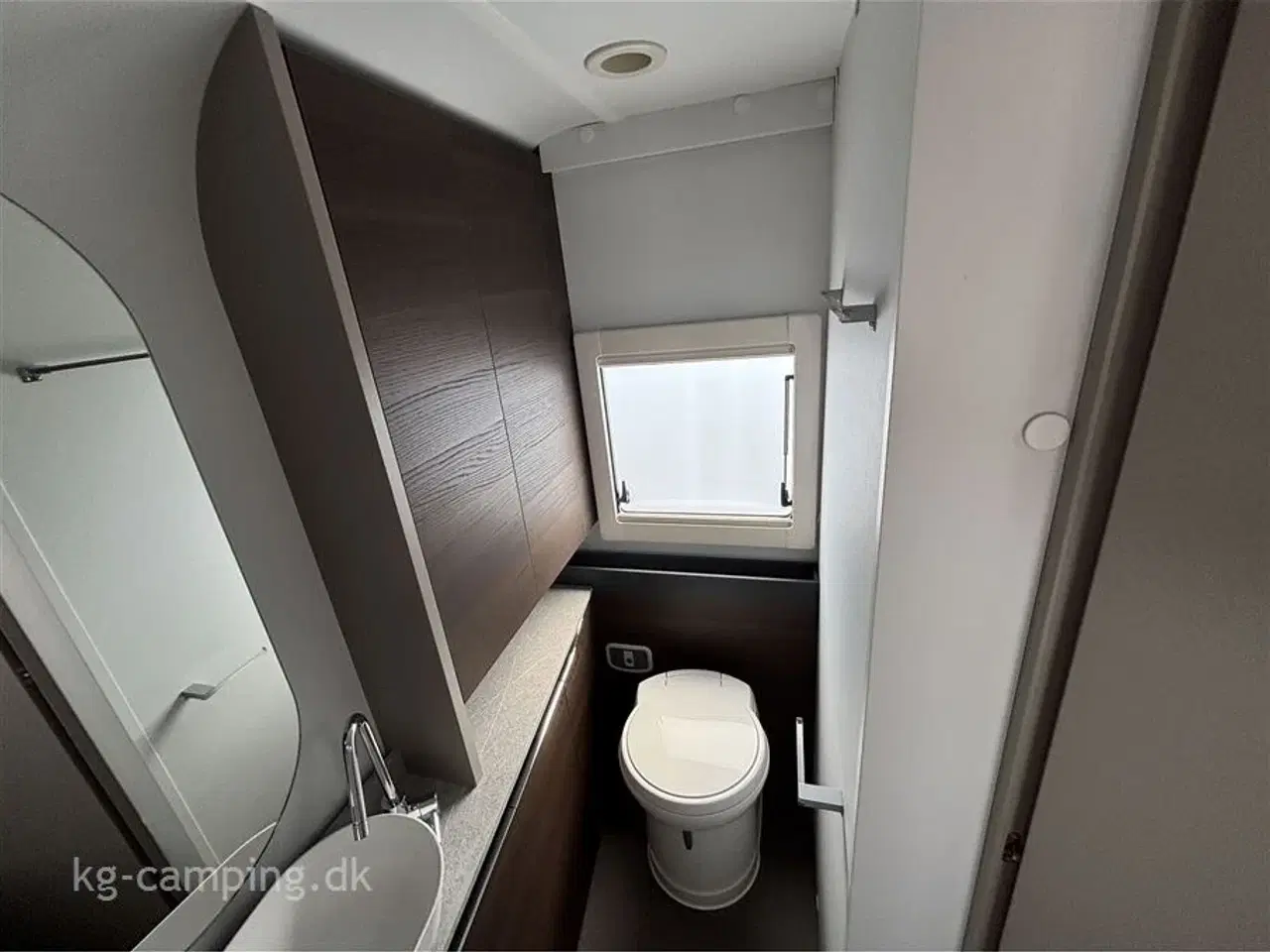 Billede 11 - 2023 - Adria Alpina 613 UT   Alpina i lækkert eksklusivt design. Enkeltsenge. Alde Centralvarme, Fortelt og Mover