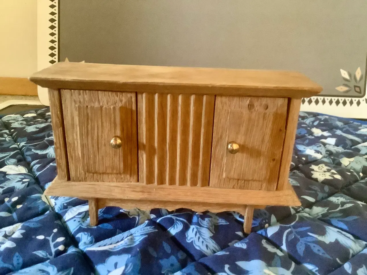 Billede 1 - Dukkehus møbler.Lisa dukkehus skænk.