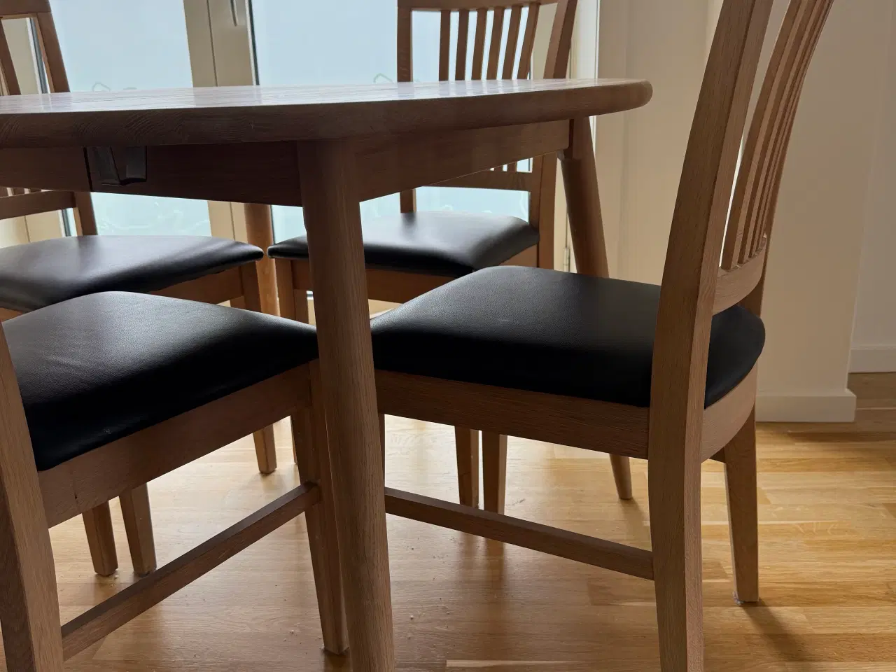 Billede 7 - Flot spisebord m. 3 tillægsplader og 4 stole