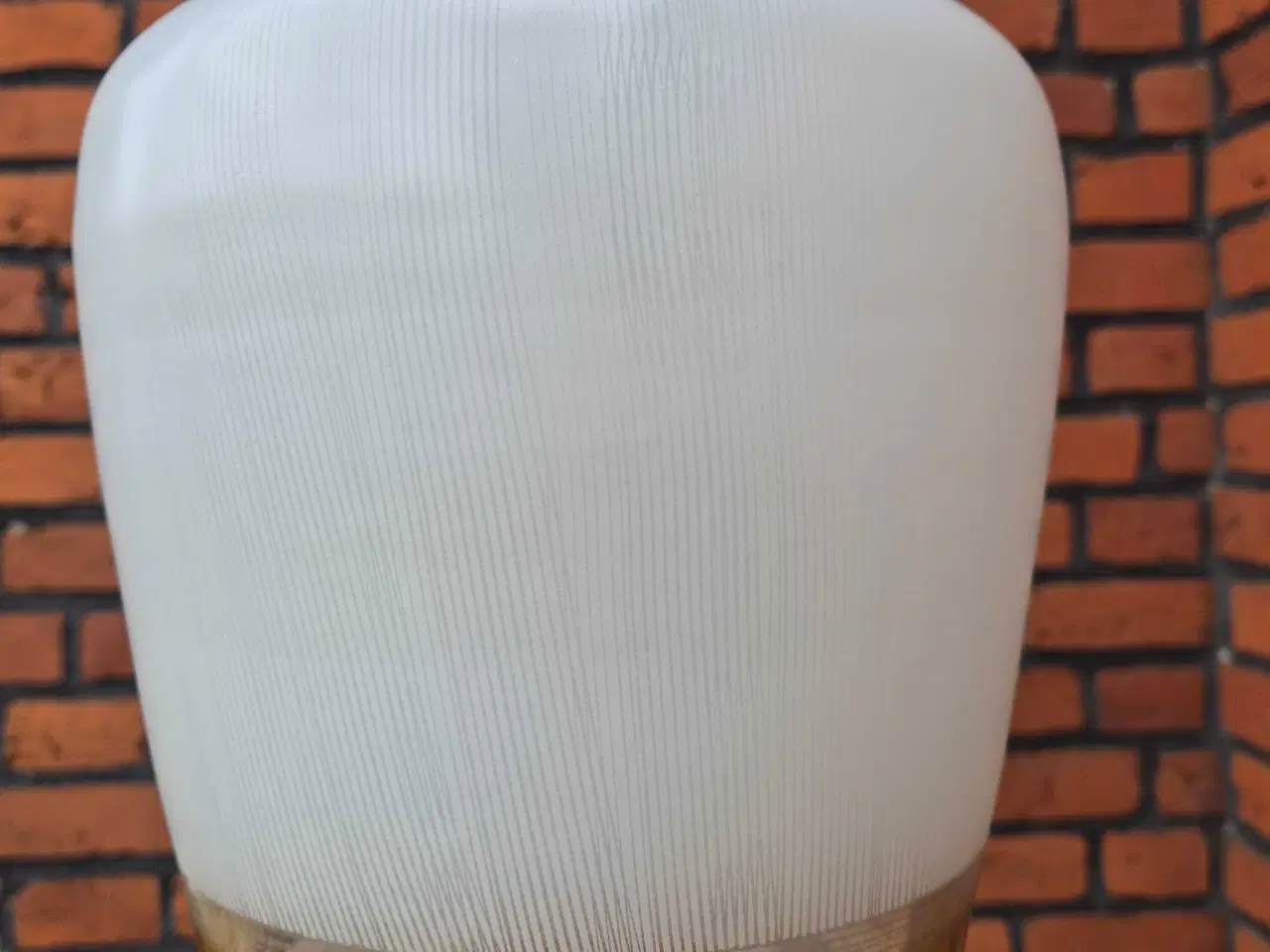 Billede 9 - Smuk glaslampe med gylden ring