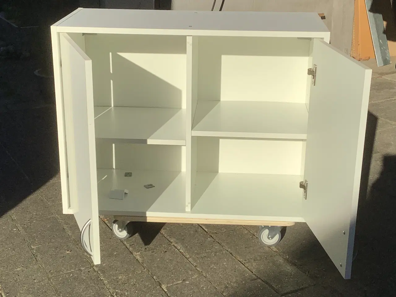 Billede 2 - Overskab m/ 2 hylder, hvid. H.60 x b.80 x d. 35 cm