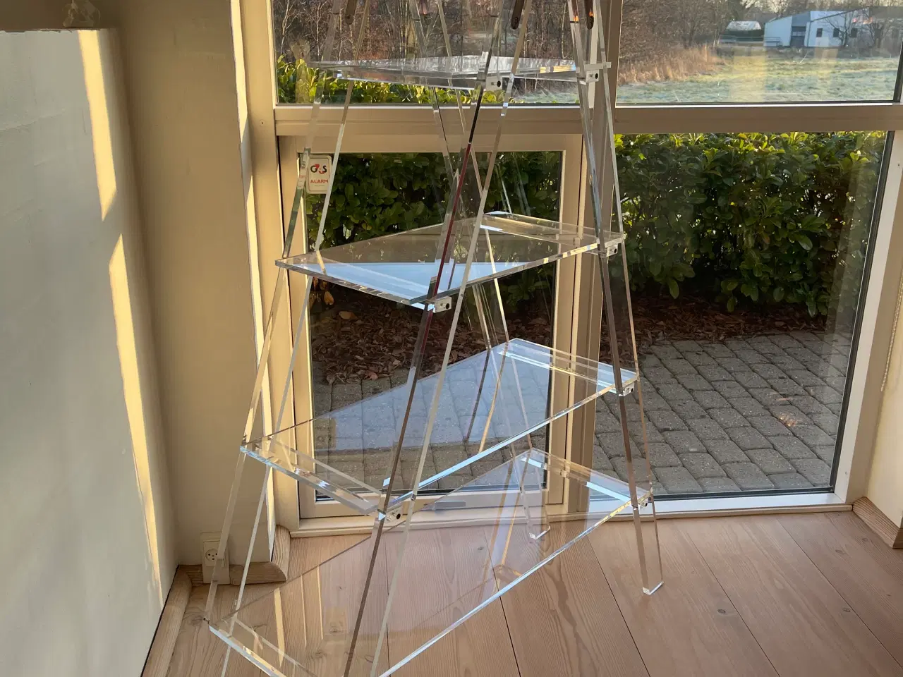 Billede 2 - Fedeste 80’er design reol i akryl 