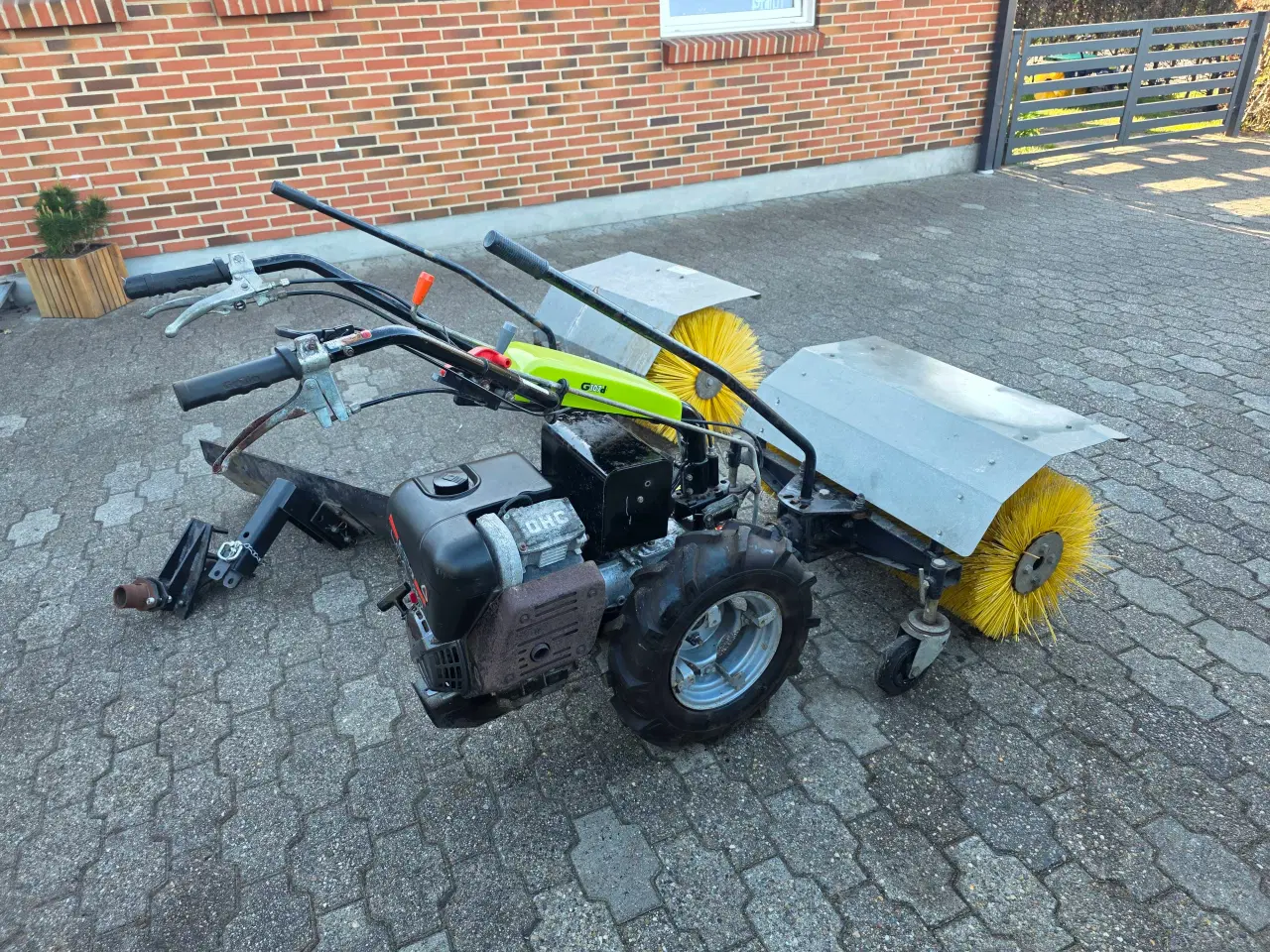 Billede 1 - Grillo Redskabsbærer / Fejemaskine