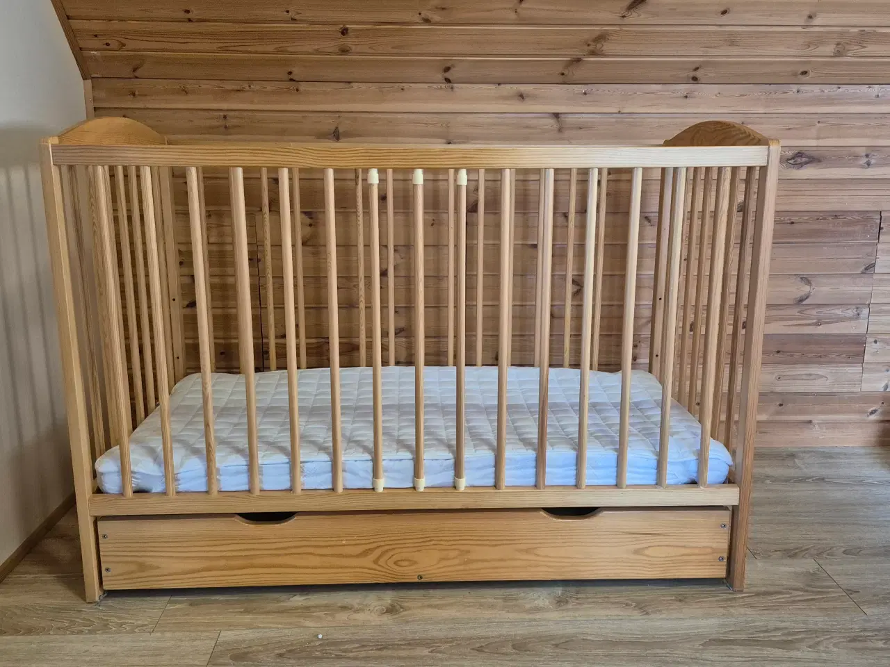 Billede 1 - Træseng med skuffe og madras 