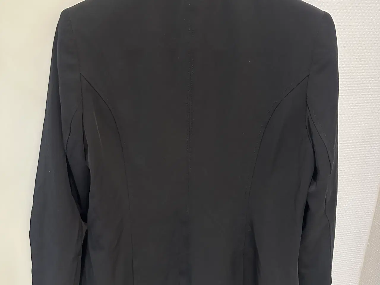 Billede 2 - Flot og helt ny stævnejakke i str. 36