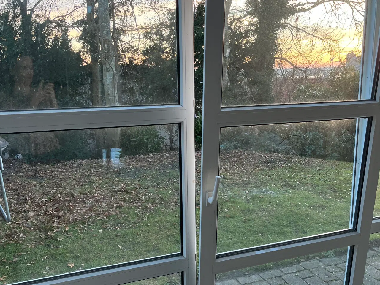 Billede 4 - Karnap i plast med vinduer og dør