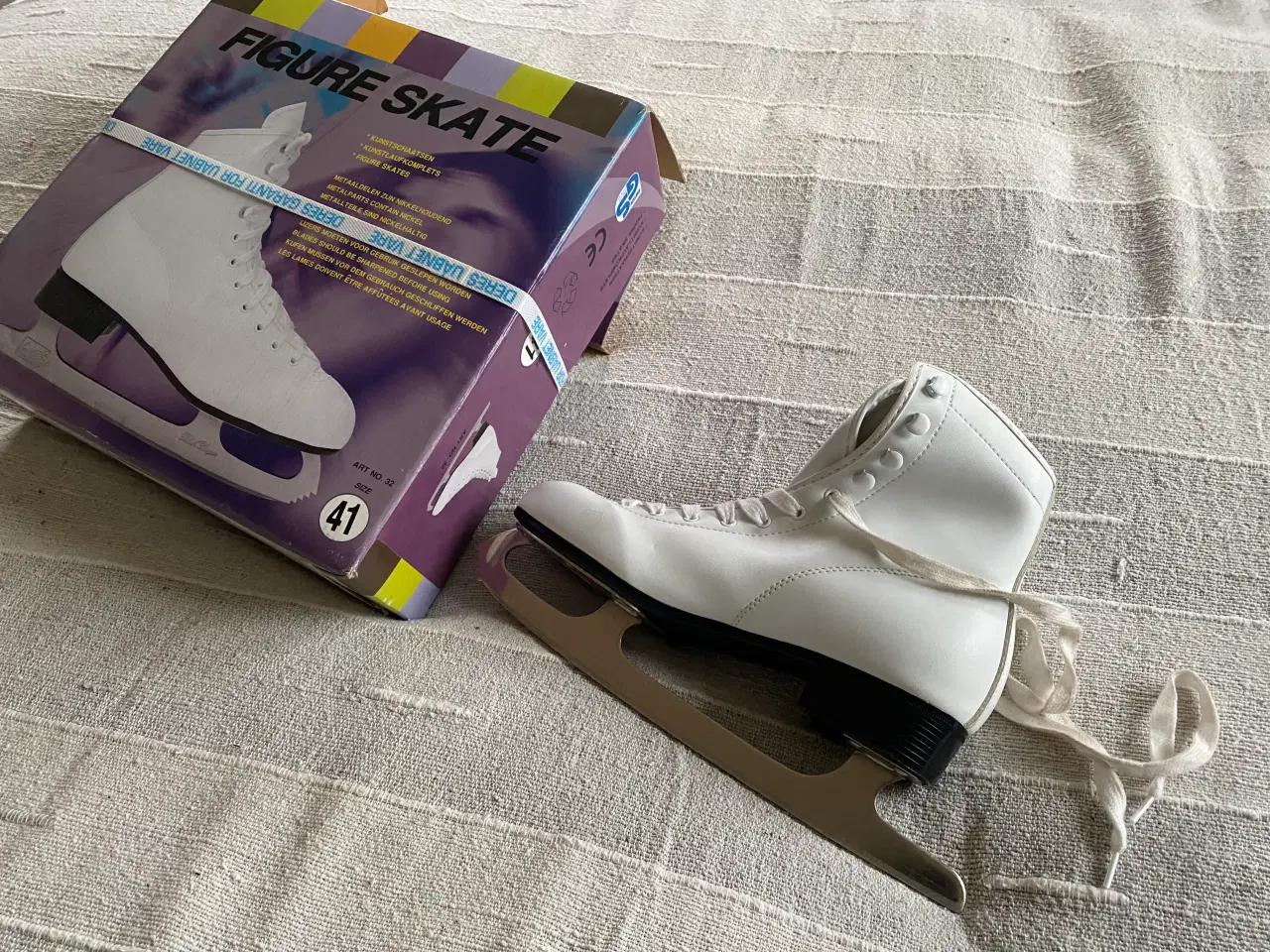 Billede 1 - Hvid kunstskøjte str. 41