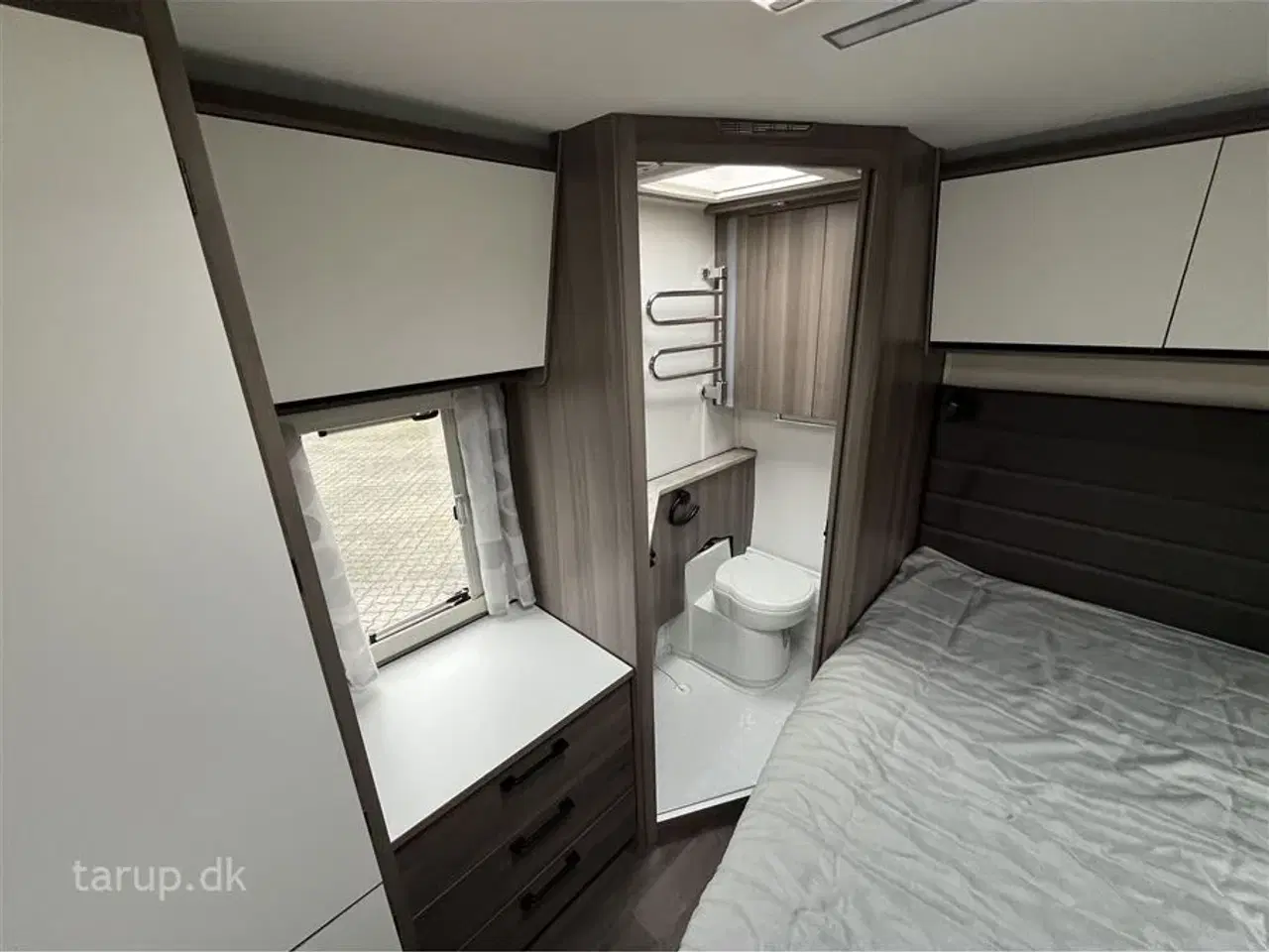 Billede 17 - 2022 - Kabe Estate 600 XL KS   Cykelstativ, Mestic klimaanlæg, rundsiddegruppe, ALDE centralvarme, vandbåren gulvvarme, stort køle/ frys, alufælge, glatte sider, fransk dobbeltseng