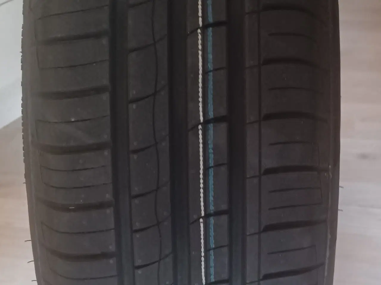 Billede 3 - Komplet hjulsæt + alt udstyr: 4 stk. dæk på stålfæ