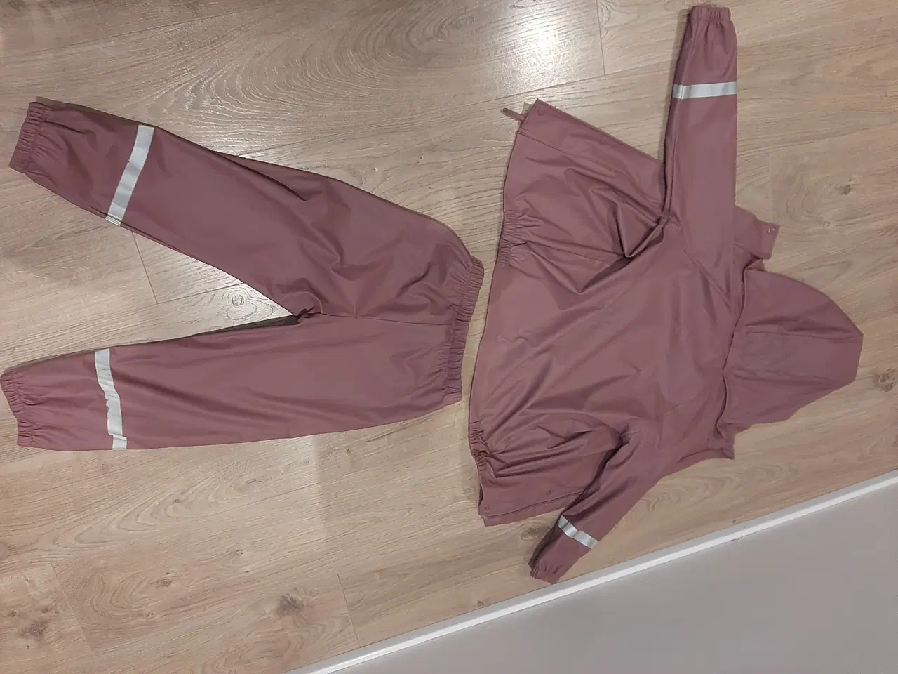 Billede 1 - Regntøj str. 122