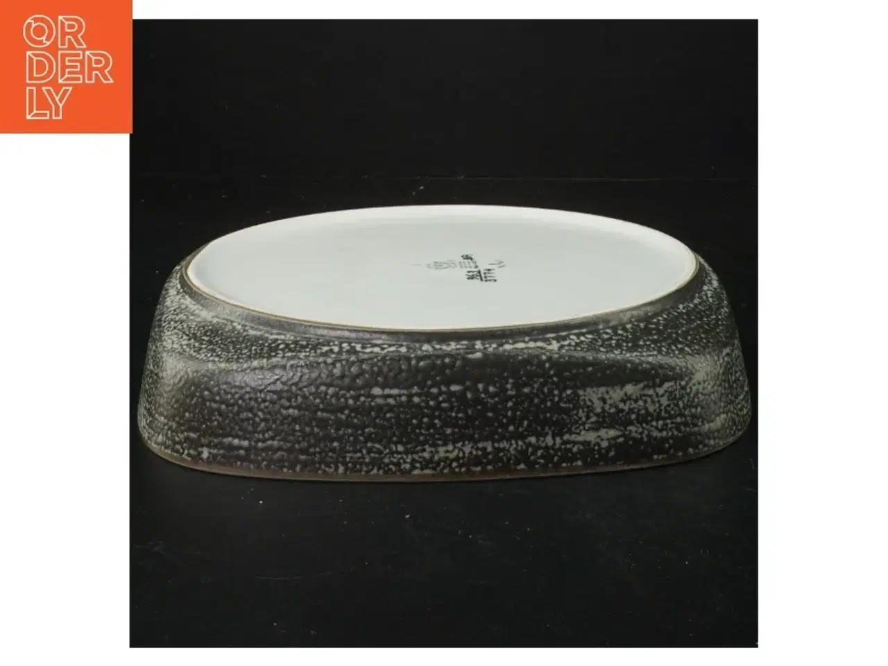 Billede 2 - Vintage sort og hvid keramikfad 964-3774 fra Royal Copenhagen (str. 21,5 cm)