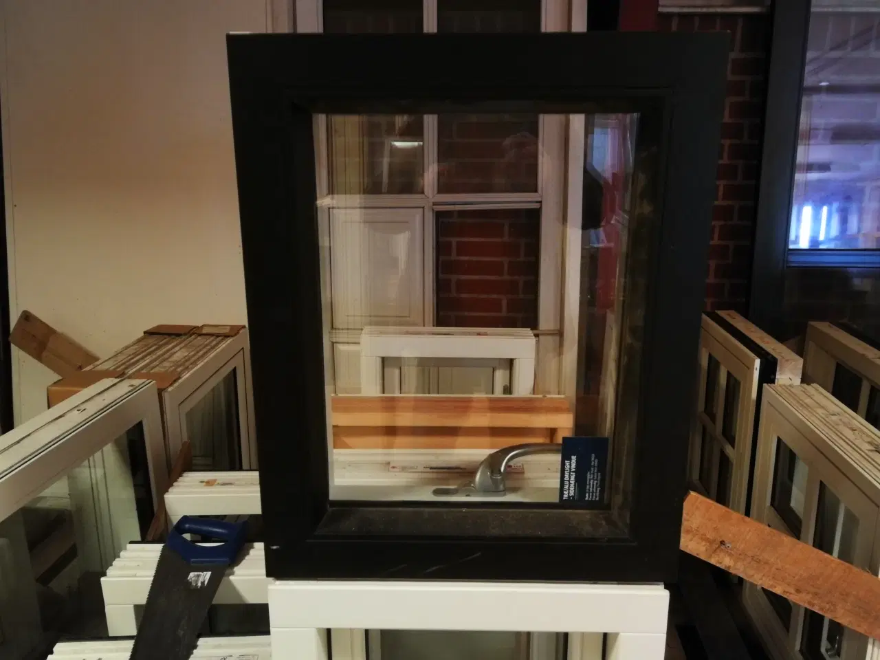 Billede 1 - NYT LILLE SORT VINDUE B 55,3 X h 44,8