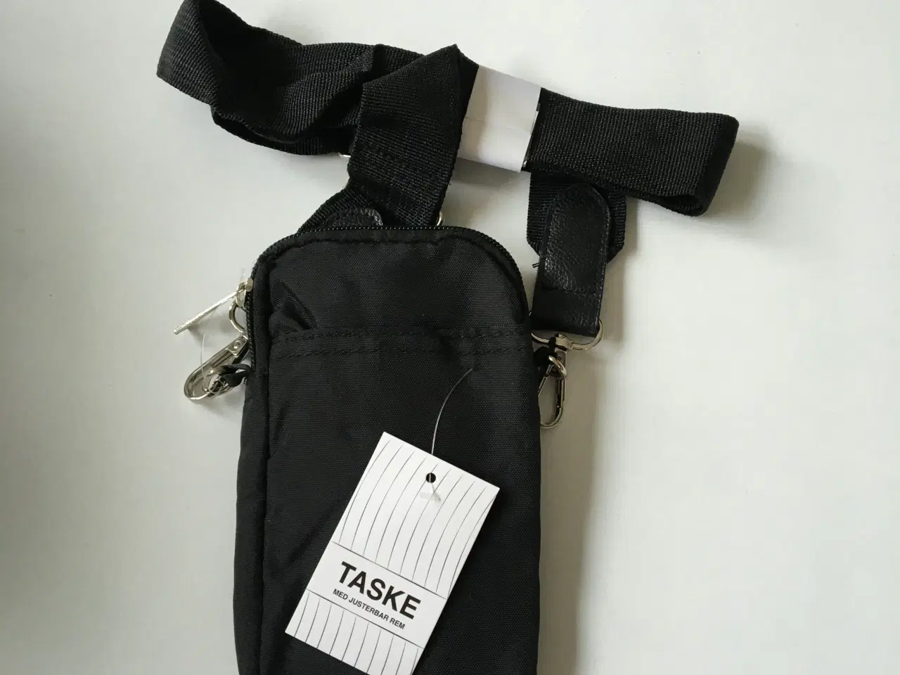 Billede 4 - Ny mobiltaske i sort nylon med kraftig inds. rem