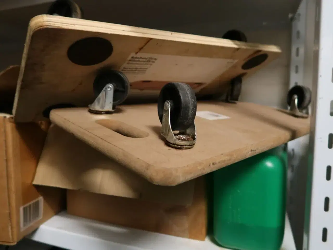 Billede 2 - Møbelhunde, dunke samt kasse med rekvisitter