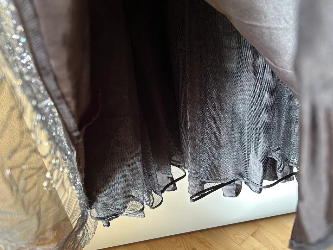 Billede 11 - Elegant sort gallakjole med håndsyede pailletter