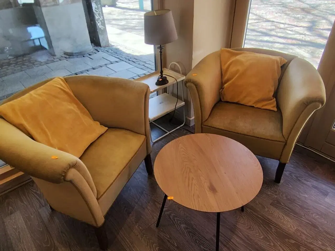 Billede 2 - Lille rundt bord, to stole, metalbord og bordlampe