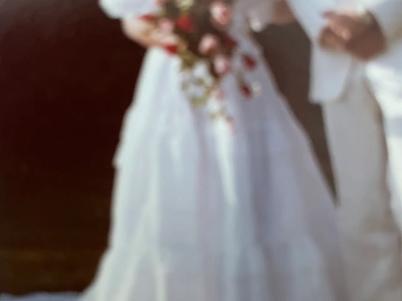 Billede 2 - Lilly brudekjole, str 38-40, skørt, slør