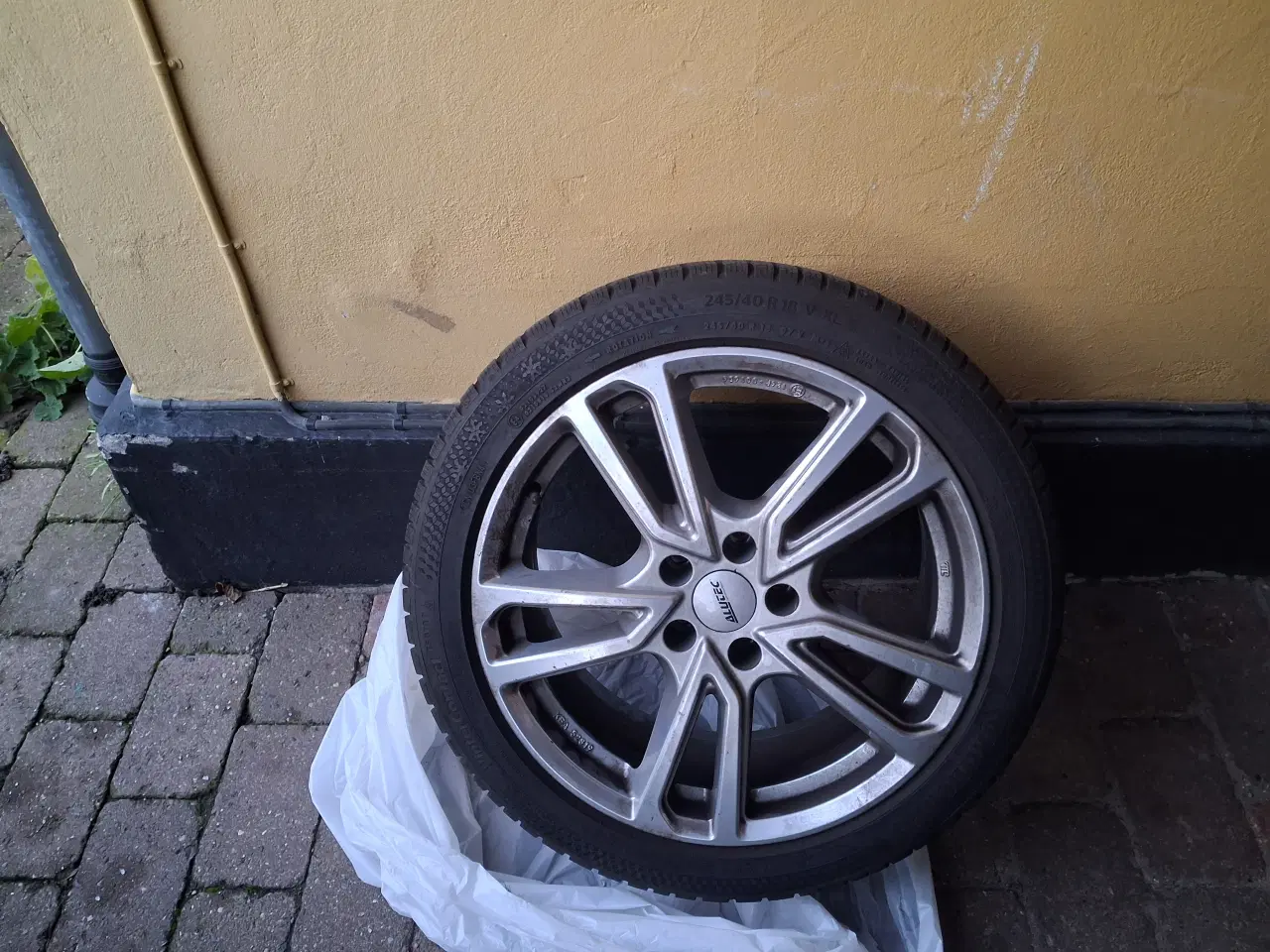 Billede 1 - Næsten nye vinterdæk 245/40 R18