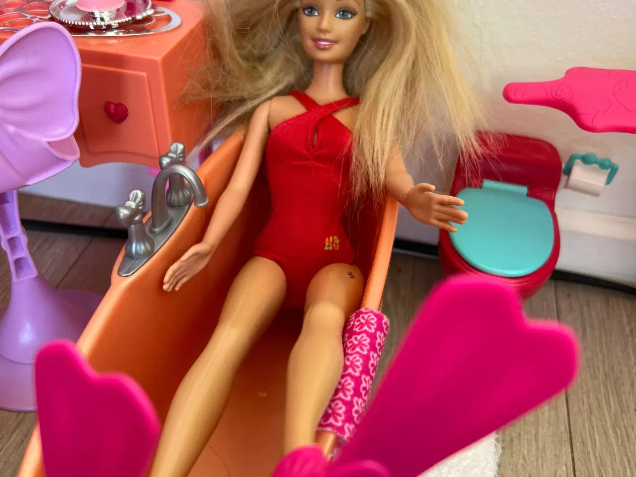 Billede 13 - Barbie og Bratz Hus, møbler, tøj og dukker