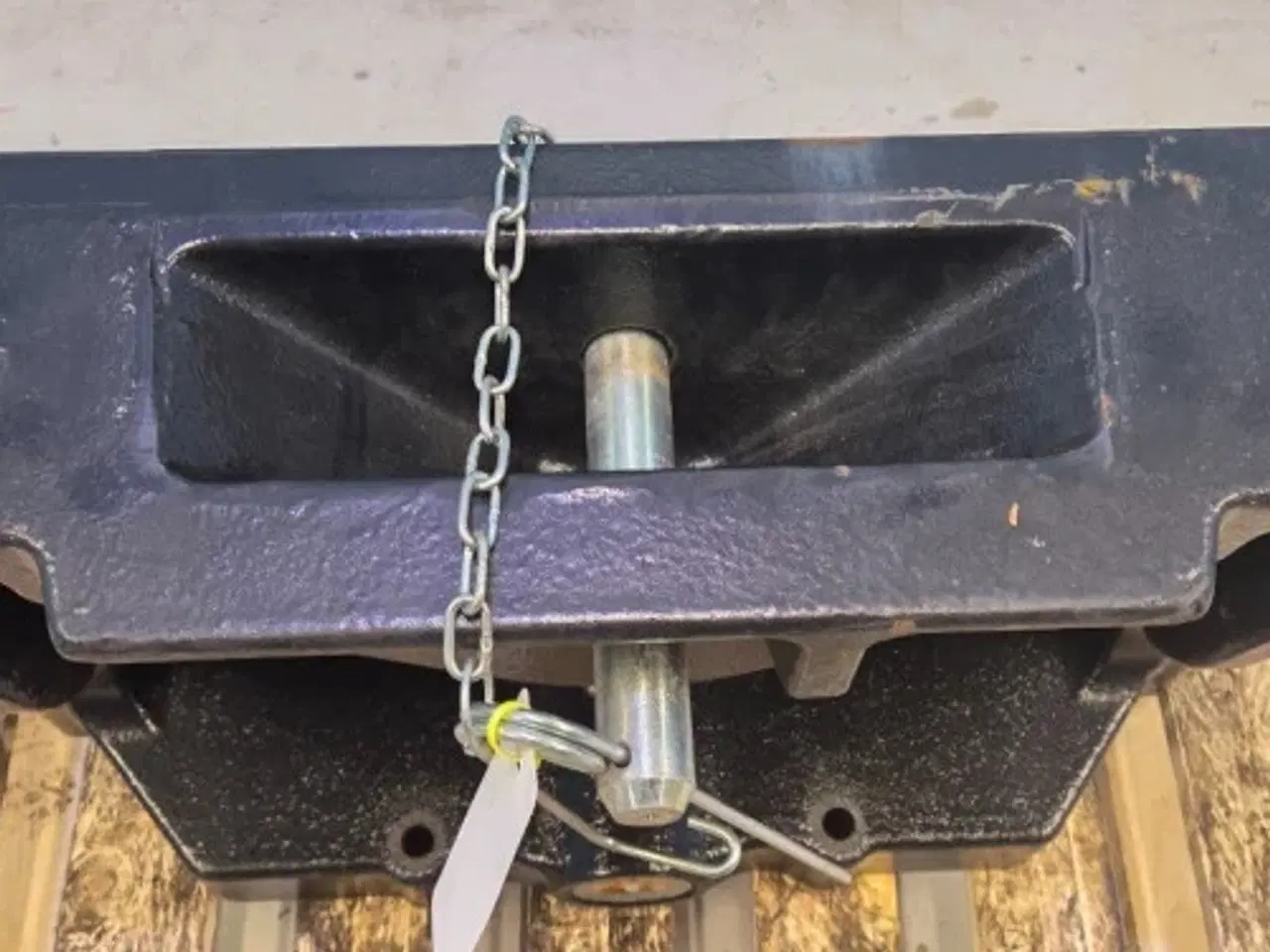 Billede 4 - Case Farmall 115C Frontvægt Holder 84313805