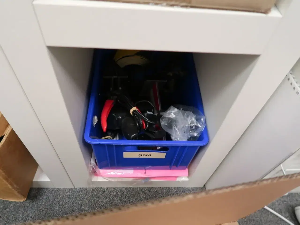 Billede 10 - Reol med div. Kontorartikler m.m.