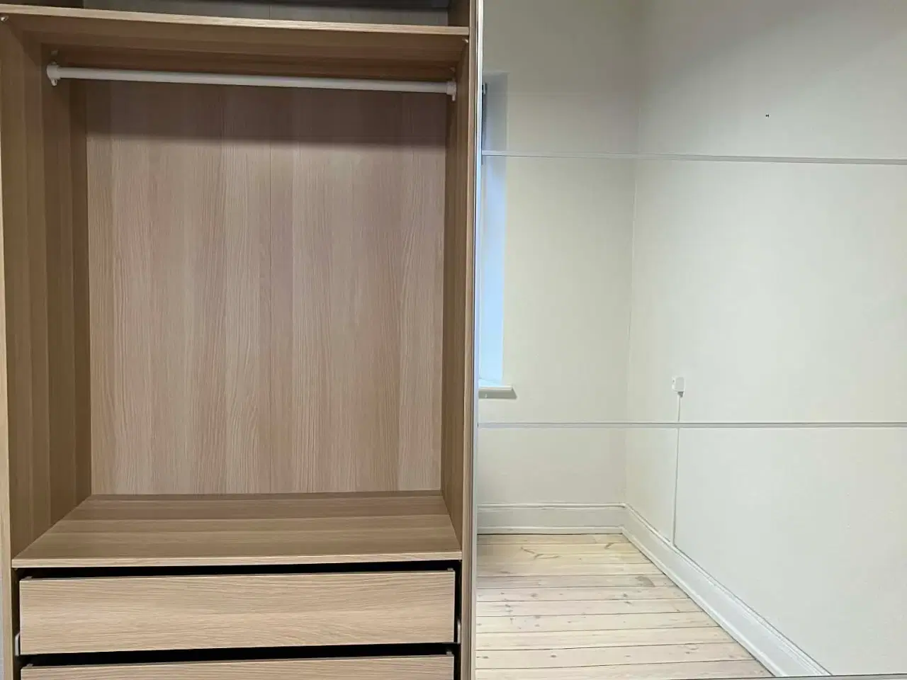 Billede 2 - Stort rummeligt Pax skab