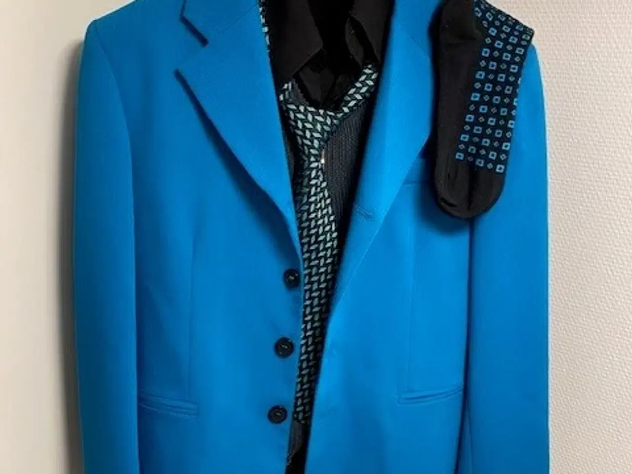 Billede 1 - Flot konfirmationssæt (S) slank model-sort/turkis