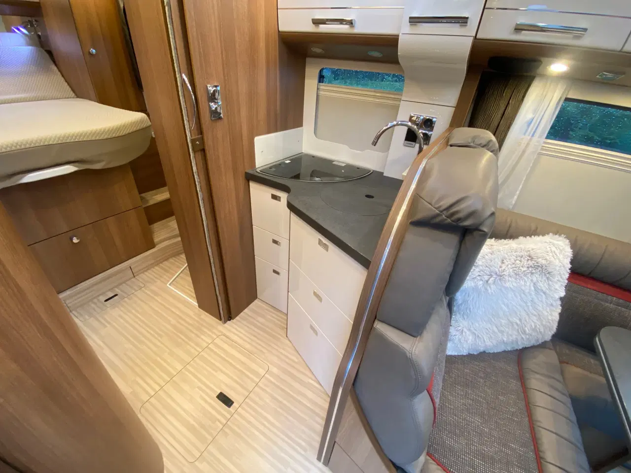 Billede 7 - Helintegreret lux camper , Queensbed, 3500kg, aut.