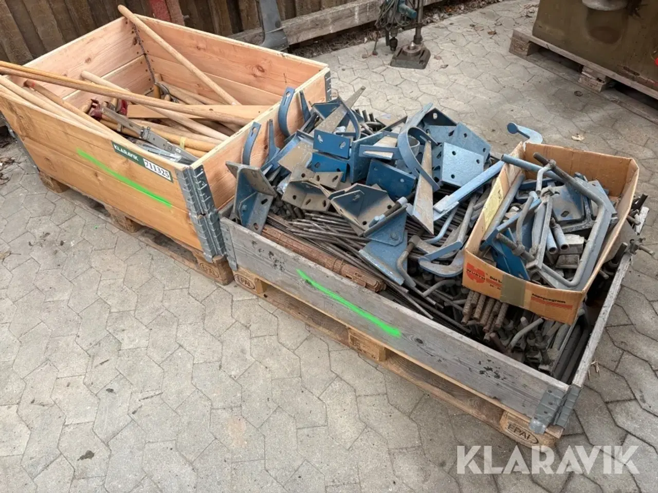 Billede 2 - Assorteret jern og træskafter - 2 paller